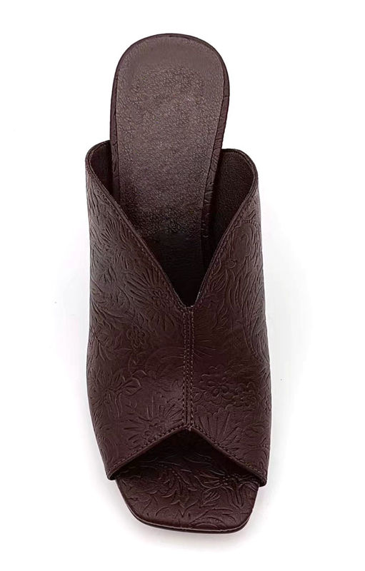 Mulino in PU in rilievo floreale vintage con top-line a forma di V e tacco a blocco scolpito