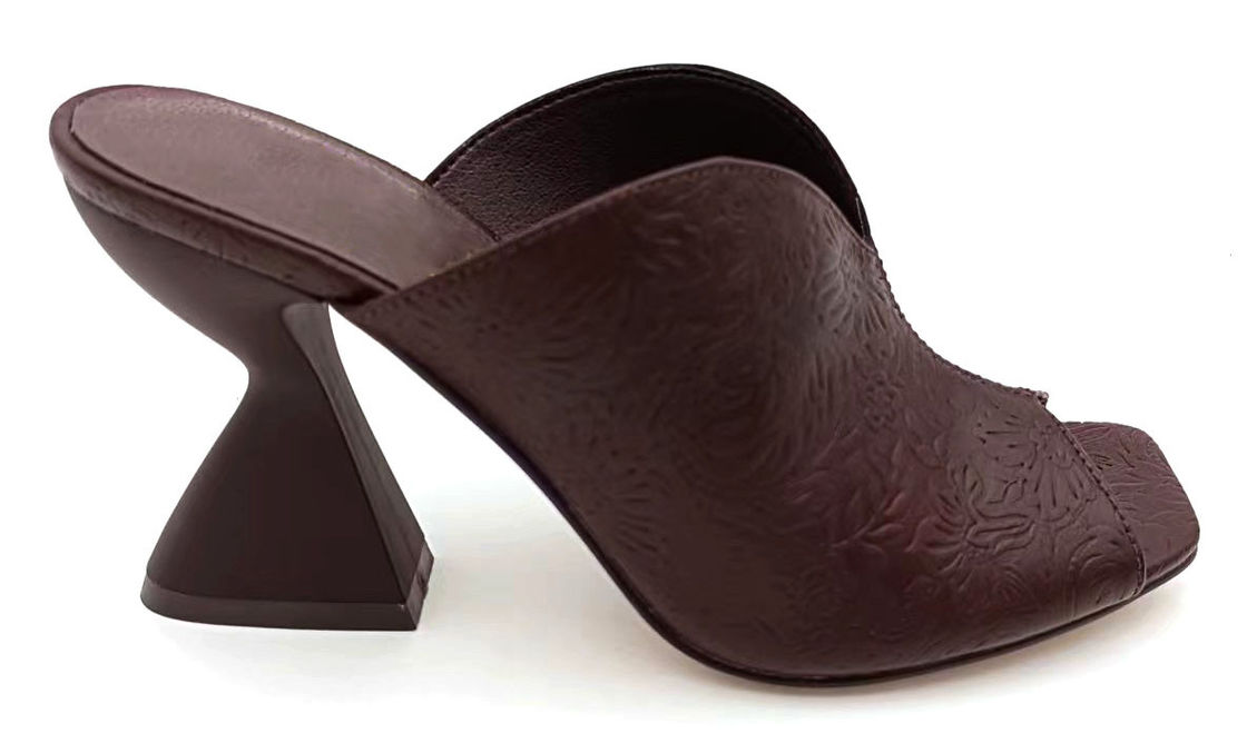 Mulino in PU in rilievo floreale vintage con top-line a forma di V e tacco a blocco scolpito