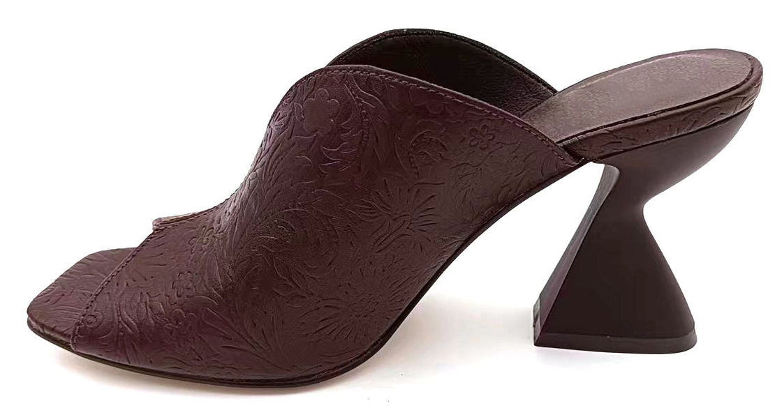 Mulino in PU in rilievo floreale vintage con top-line a forma di V e tacco a blocco scolpito